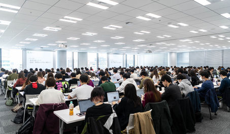 The large-capacity seminar room can accommodate up to 500 people. It is used for meetings, training seminars, and various other events.