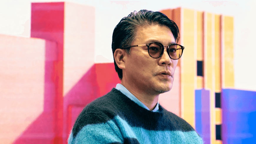 丸山 敬太 / 株式会社K.M Design Studio 代表取締役 / KEITA MARUYAMAデザイナー 文化服装学園卒業。1994年にコレクションデビュー。世界の舞台でもコレクションを発表。『晴れの日に着る服・心を満たす服』をコンセプトに、新たなモードエレガントを提案。その他、ミュージシャン、俳優、舞台の衣装制作をはじめ、ブランドやイベントのディレクションなど、広い分野で活動。近年ではJALの制服を手掛ける。2016年 青山本店をコンセプトストア『丸山邸』としてリニューアルオープン。2019年 ブランド25周年を迎えた。