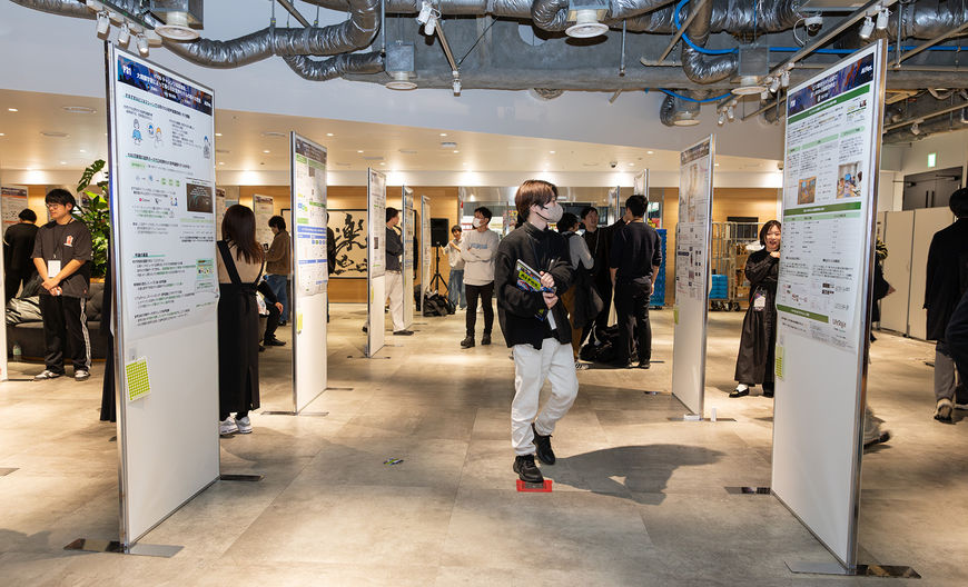 The poster area, with nearly 70 exhibits, drew a large crowd of employees.