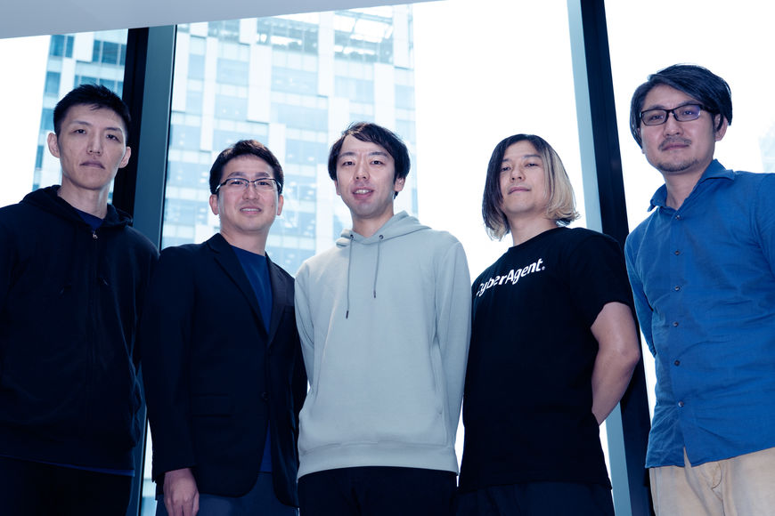 左から)
松木 一永(AI Lab 経済学チーム)・竹浪 良寛(AI Lab 経済学チーム)・冨田 燿志(AI Lab 経済学チーム)・岡本 大和(AI Lab AI Strategy & Planning)・森脇 大輔(AI Lab 経済学チーム)