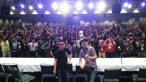 米ロサンゼルスで開催された「Anime Expo 2014」でのトークイベントの様子/ 
写真左　虚淵氏　写真右　小坂氏