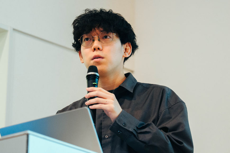   大井 翔太朗     /  （株）QualiArts 3D背景リードデザイナー  
2023年サイバーエージェント新卒入社。スマホゲームの企画・開発・運用を行う（株）QualiArtsに所属し、３D背景リードとして新規・運用タイトルの背景デザインやディレクションに携わる。