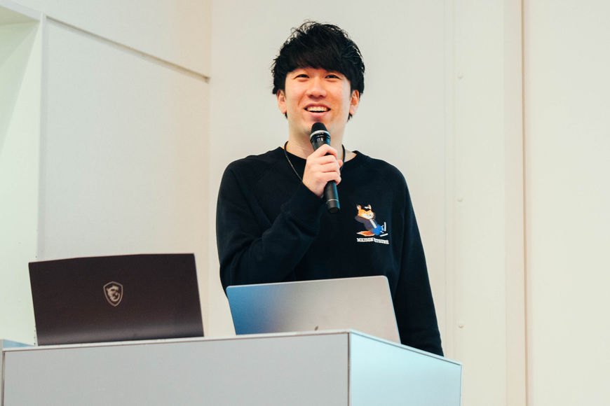   大洞 祥太     /  （株）アプリボット　執行役員CDO（開発責任者）  
2018年サイバーエージェント新卒入社。（株）アプリボットの役員としてエンジニアやPM、QAなど開発に関わる組織づくりのほか、プロジェクトメンバーとして運用タイトルの開発責任者を担当。