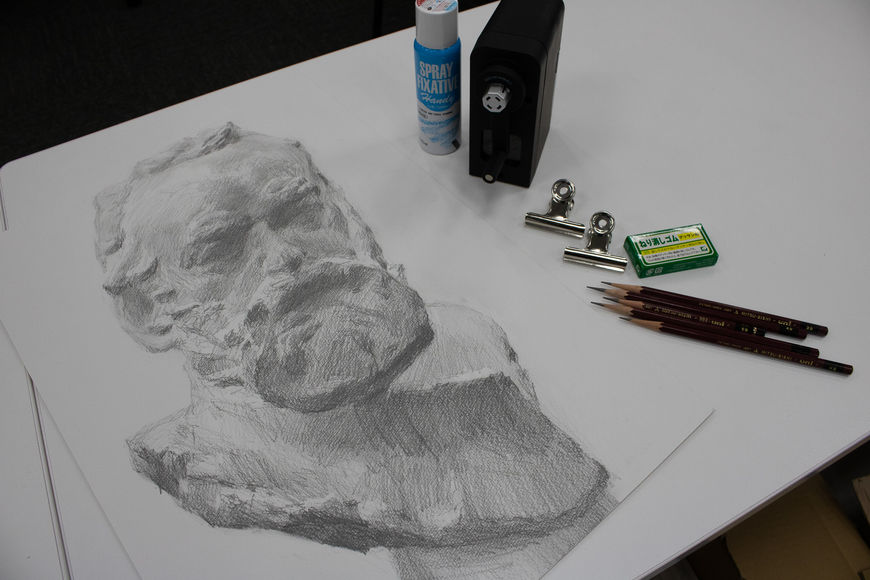 デッサンに必要な備品を提供