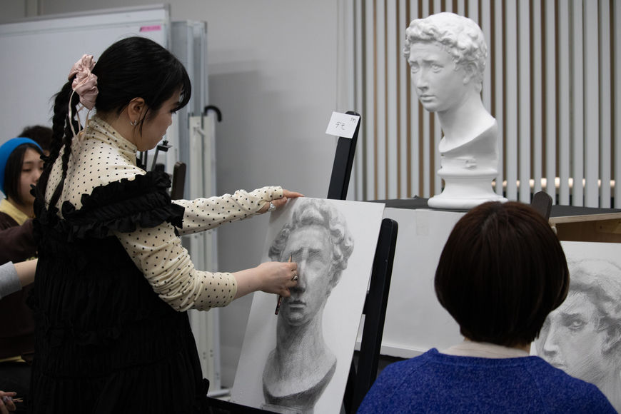 石膏像ごとに藝大卒業生によるデモンストレーションを実施