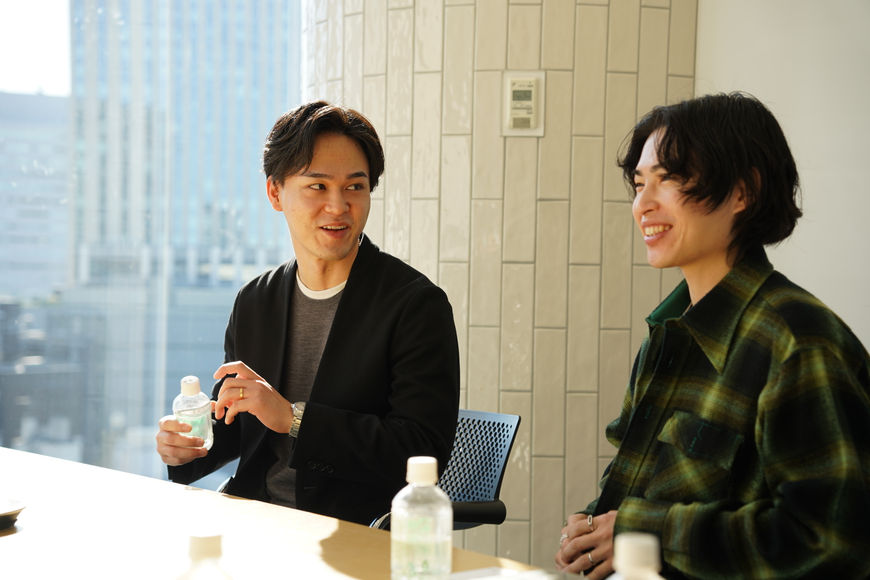 YMCA10期理事と副理事　 
写真左：小倉匡人　2019年4月 新卒入社。インターネット広告事業部の小売DX部門で営業マネージャーを経て、2021年に株式会社サイバーエージェントDXの経営ボードとして立ち上げに従事。2024年からは広告事業部に戻り、次世代メディア本部を立ち上げ、自社プロダクトの営業局長に就任。2025年よりYMCA10期 理事に就任。 
 
写真右：小倉大知　2019年4月 新卒入社。音楽配信サービス「AWA」でUIデザインを中心にデザイン業務を担当後、2021年に競輪・オートレースの投票サービス「WINTICKET」に参画。2023年より同サービスのクリエイティブ責任者を務める。2025年よりYMCA10期 副理事に就任。