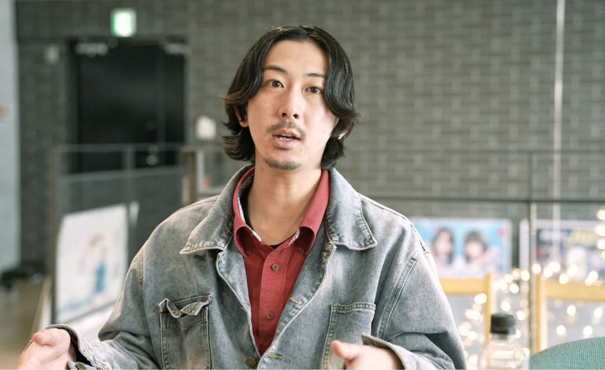     監督・脚本　秋葉恋   2001年生まれ 東京都出身。7歳より映画製作を始め、「残されたもの、残せるもの、」では高校生映画甲子園にて最優秀監督賞を受賞。監督・主演を務めた「RINGO-林檎-」では横濱インデペンデントフィルムフェスティバルにてU22部門最優秀賞受賞。2024年「東京逃避行」で東京インディペンデント映画祭グランプリを受賞し、BABEL LABELの新レーベル2045に所属。 