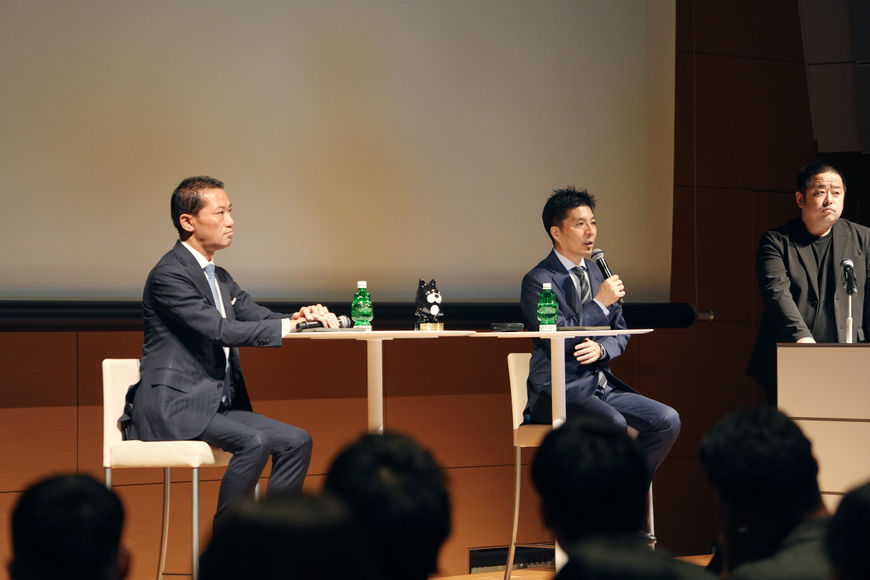 写真左 dentsu Japan CEO 兼 (株)電通 代表取締役社長 佐野 傑 氏      写真右 (株)AbemaTV 代表取締役社長 藤田 晋