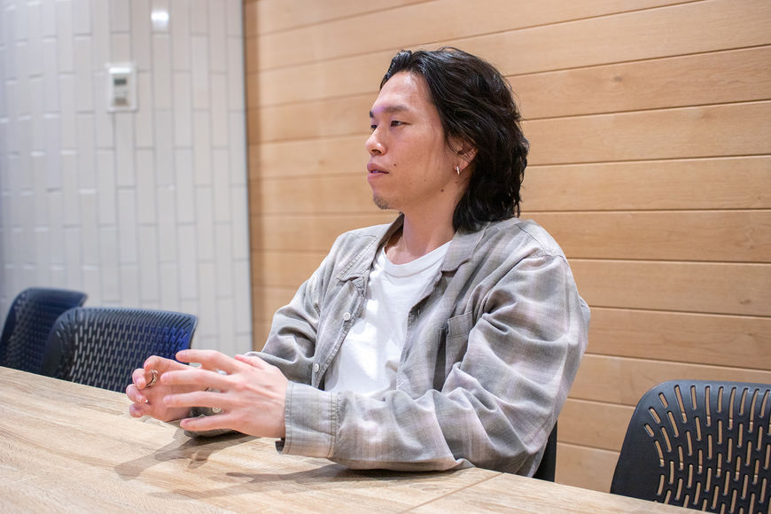    青柳 諒  &nbsp;&nbsp;  / (株)アプリボット アートディレクター   東京藝術大学美術学部デザイン科卒業。2022年にサイバーエージェントへ新卒入社し、ゲーム・エンタメ事業部（SGE）にて新規開発および運用を経験。2025年に(株)アプリボットに異動後、新規タイトルのアートディレクターに従事。 