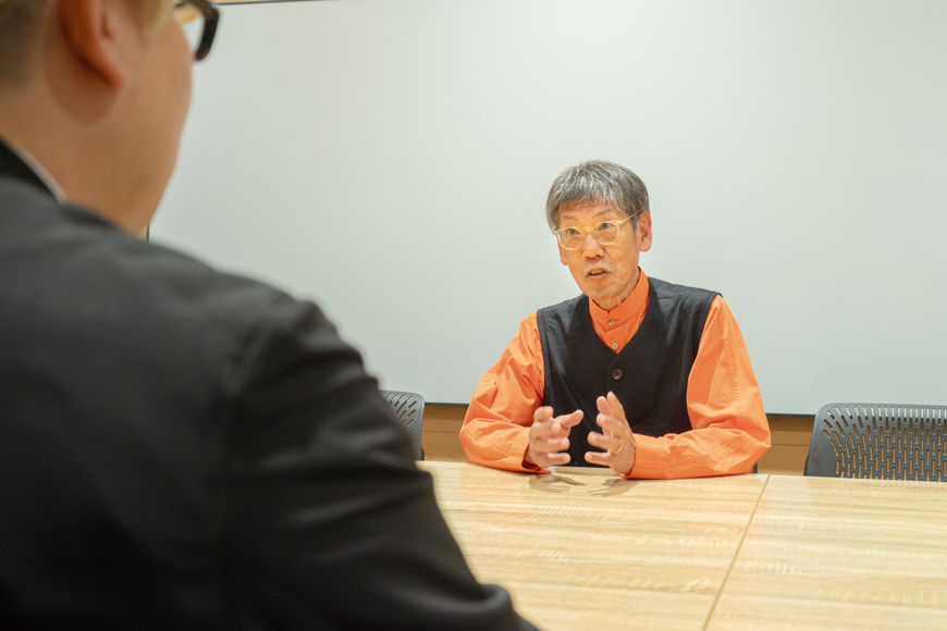    江村 耕市氏  &nbsp;&nbsp; 嵯峨美術大学・嵯峨美術短期大学学長  
 京都市立芸術大学美術学部デザイン科卒業。京阪百貨店販売促進室、デザイン事務所、フリーランスのグラフィックデザイナー、ドローイングアーティストなどを経て、2006年に京都嵯峨芸術大学（現・嵯峨美術大学）に着任。ビジュアルデザインや映像、ドローイング、言葉、コラージュなどを組み合わせた表現の研究・制作に取り組む。2011年には「emuralabo」を立ち上げ、学生や卒業生らとの協働制作も行っている。 
 