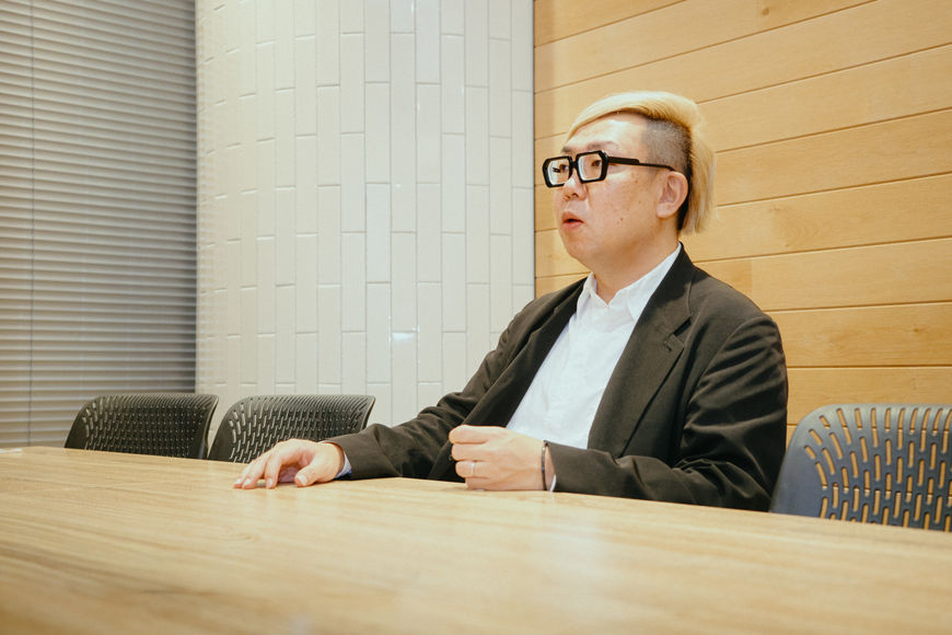    佐藤 洋介  &nbsp;&nbsp; サイバーエージェント執行役員 / クリエイティブ担当  
 大手印刷会社のWeb制作部門に新卒入社後、2012年にサイバーエージェントへ中途入社。スマホサービス立ち上げの最盛期からクリエイティブ組織の体制を確立させ、競争力となるクオリティを社内から生み出す礎をつくる。2016年4月から当社初のクリエイティブ領域の執行役員に就任。「ABEMA」など主にメディア&IP事業のクリエイティブを監修。 
 