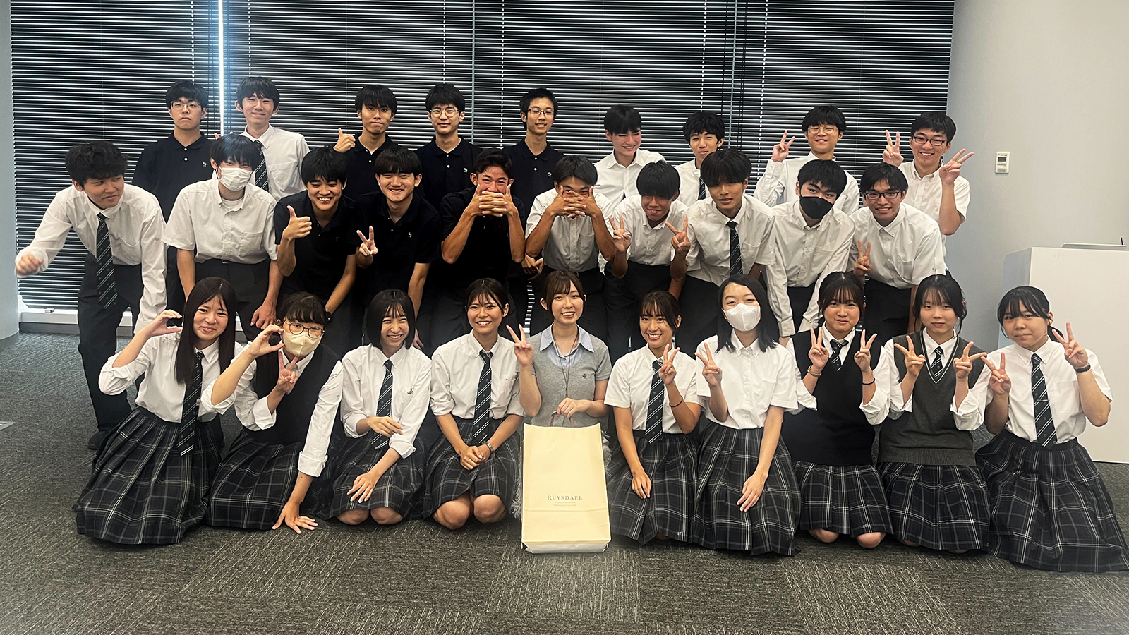 芝浦工業大学附属高等学校の皆さんの集合写真